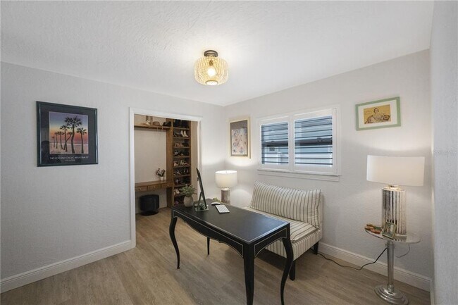 Building Photo - 702 Gray St S