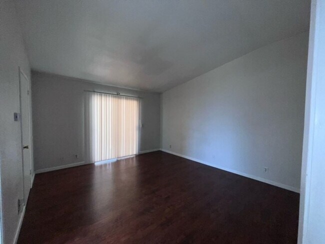 Building Photo - Spacious home close to shopping and transp...