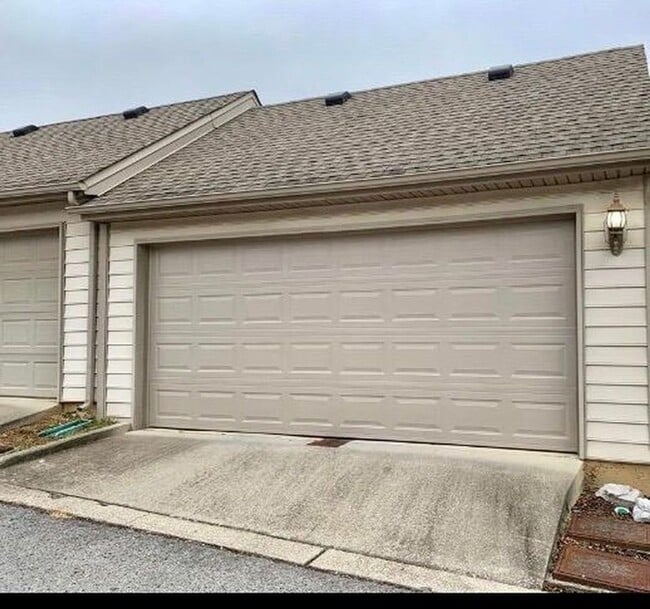 Building Photo - COMING SOON! Spacious 3BR/2.5BA Duplex in South Nashville | Pet Friendly | Prime 37211 Location N...