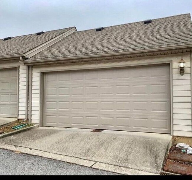 Building Photo - Spacious 3BR/2.5BA Duplex in South Nashville | Pet Friendly | Prime 37211 Location Near Dining & ...