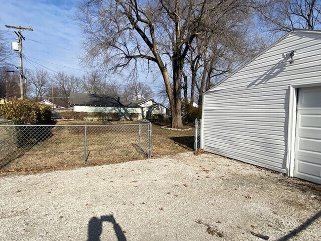 Building Photo - Adorable 2 Bedroom Early August