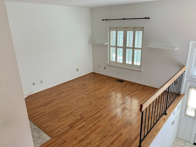 Building Photo - Gorgeous 2-Bedroom Townhome Near the Art Museum! One-Car Garage Included!