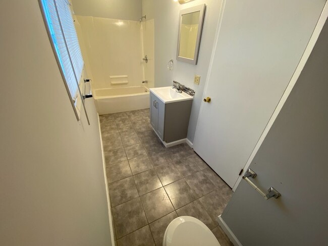 Building Photo - 818 Alpine Ave NW