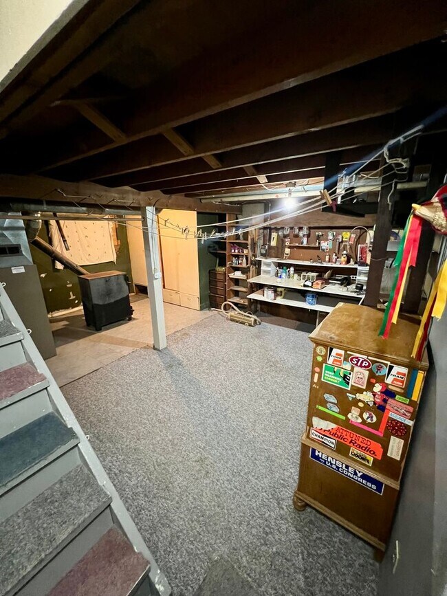 Building Photo - Available Nov 1st / Furnished / 1-Car Gara...