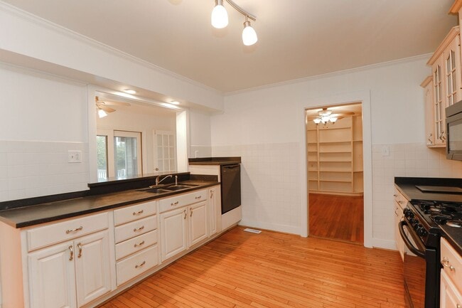 Building Photo - Beautiful Lake Home Rental in Norfolk!