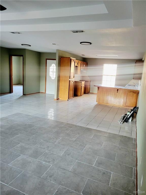 Building Photo - 16 Fairway Dr