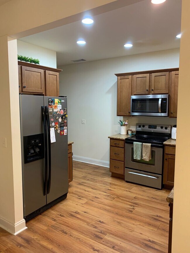 Building Photo - Four Bedroom Near Downtown Available for P...