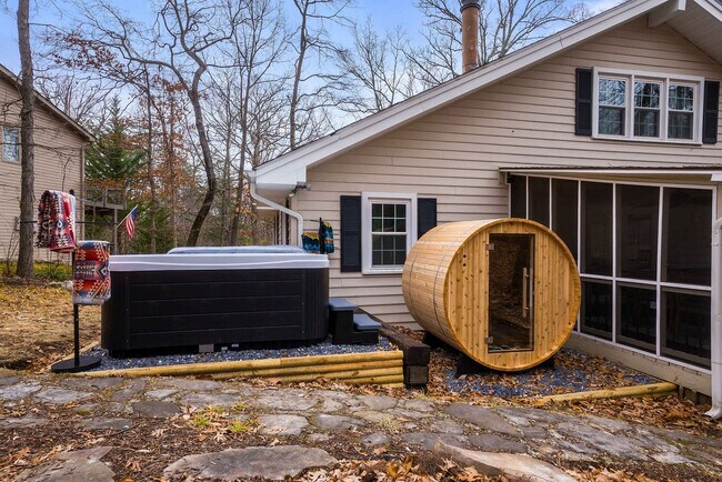 Building Photo - 2964 Hopkins Dr