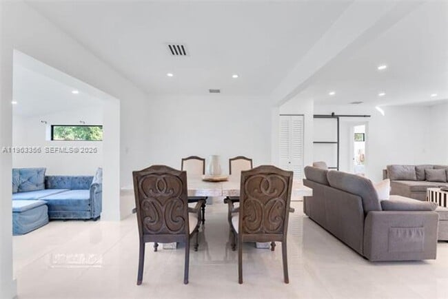 Building Photo - 231 NE 45th St