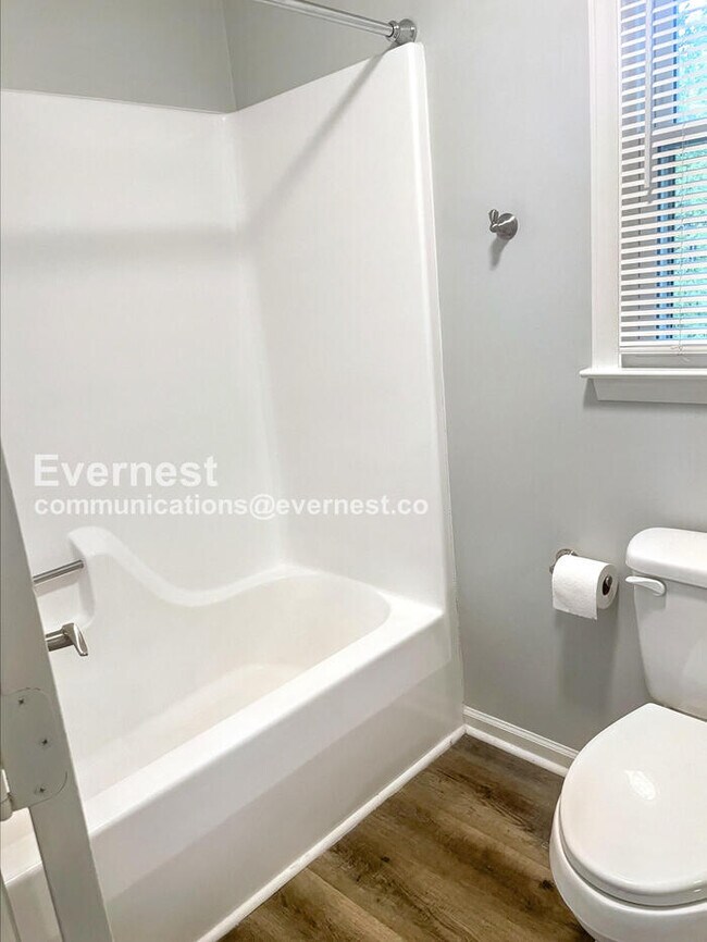 Building Photo - 3 Bed/3 Bed Home with Laundry Hookups / Pe...