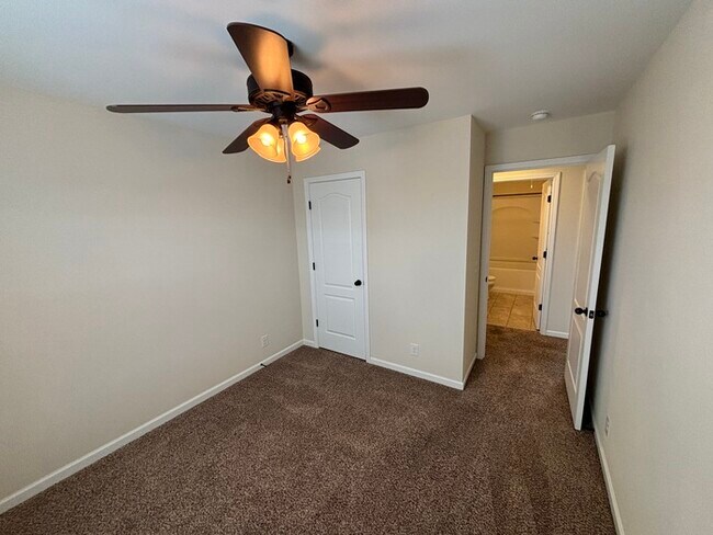 Building Photo - White House townhome available with 1 car ...