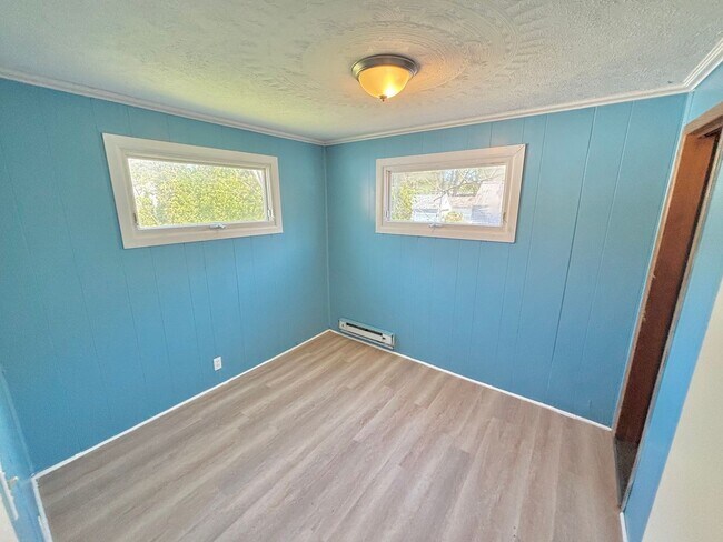 Building Photo - Spacious 5bd single family home | Off Street Parking | Updated kitchen