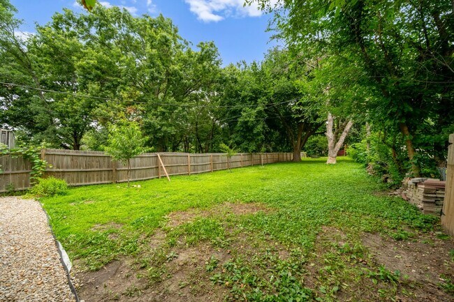 Building Photo - 3 Bedroom Townhome With Fenced Yard and 1 Car Garage