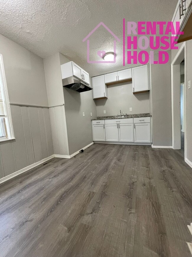 Building Photo - NEW LISTING | 2 BEDS 1 BATH | BASEMENT | G...