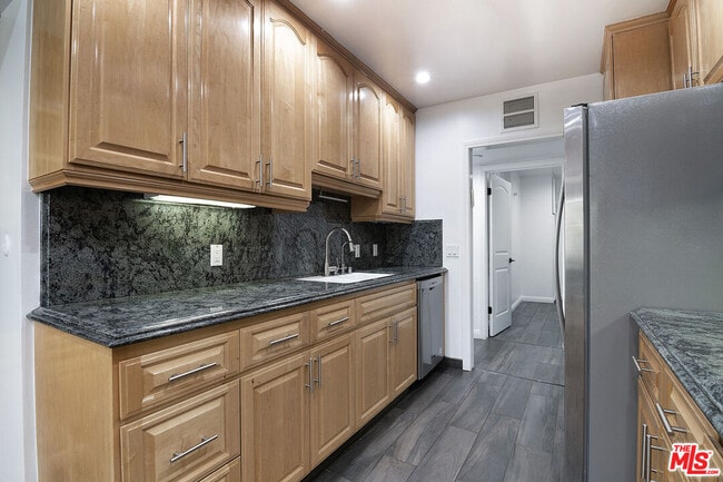 Building Photo - 853 Le Doux Rd