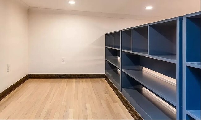 Building Photo - 121 E 37th St