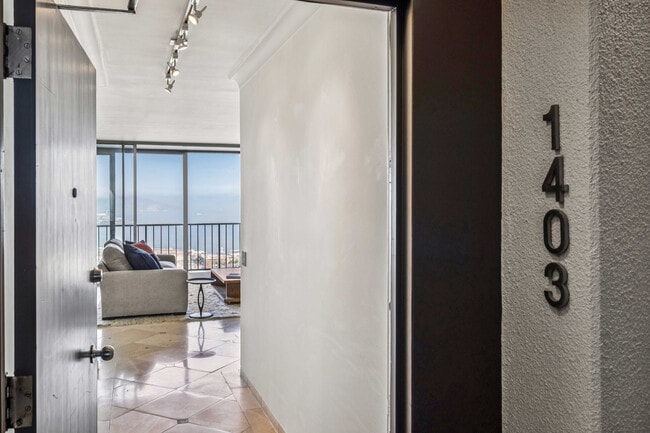 Building Photo - 999 Green St