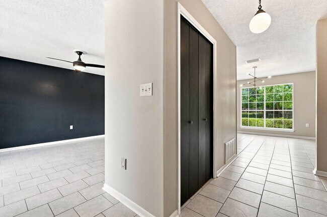 Building Photo - 1510 Royal Palm Dr