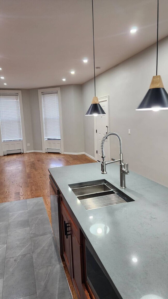 Building Photo - 1232 Putnam Ave