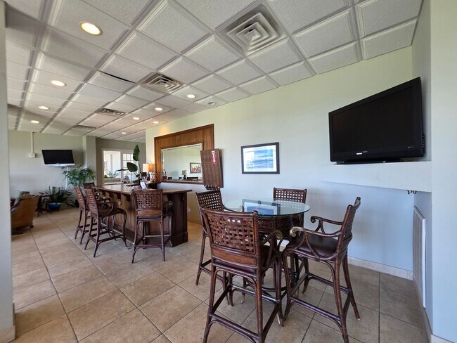 Building Photo - 1BR/1BA waterfront condo with golf course ...