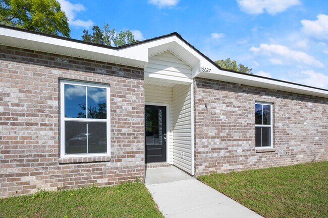 Building Photo - 18627 Greenwell Springs Rd