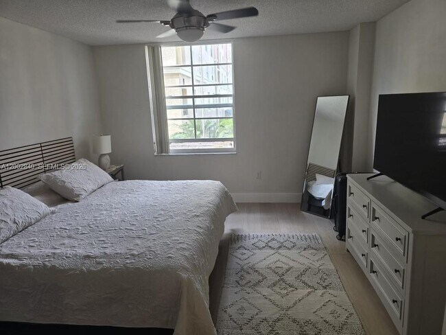 Building Photo - 520 SE 5 Ave