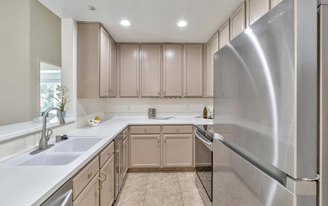 Building Photo - Beautifully Updated 2-Bed, 2-Bath Condo in...