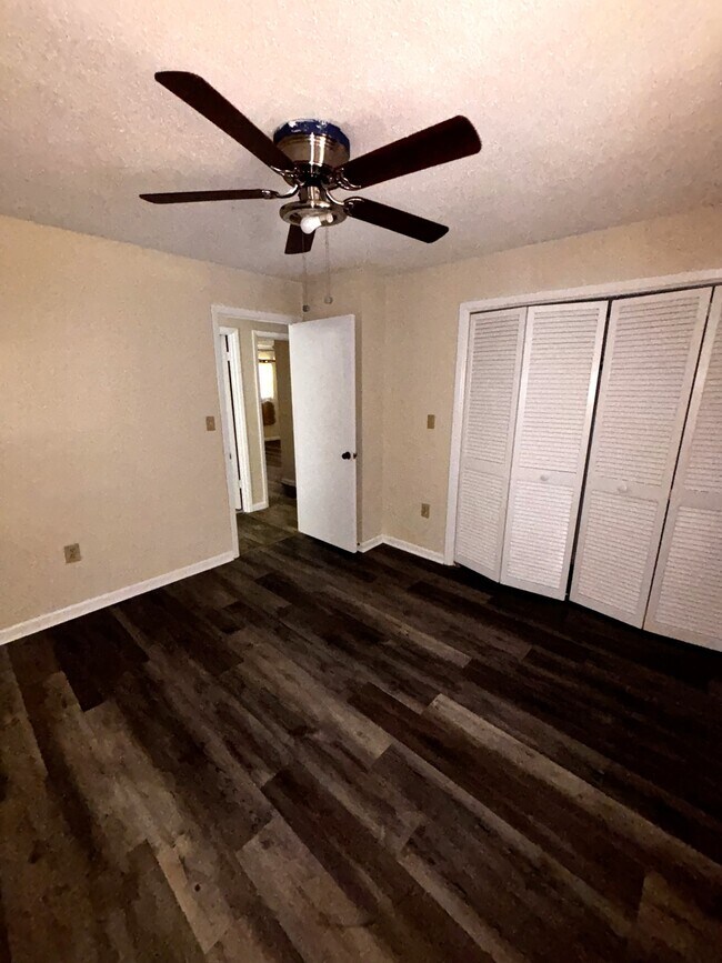 Building Photo - 1134 SE 3rd St