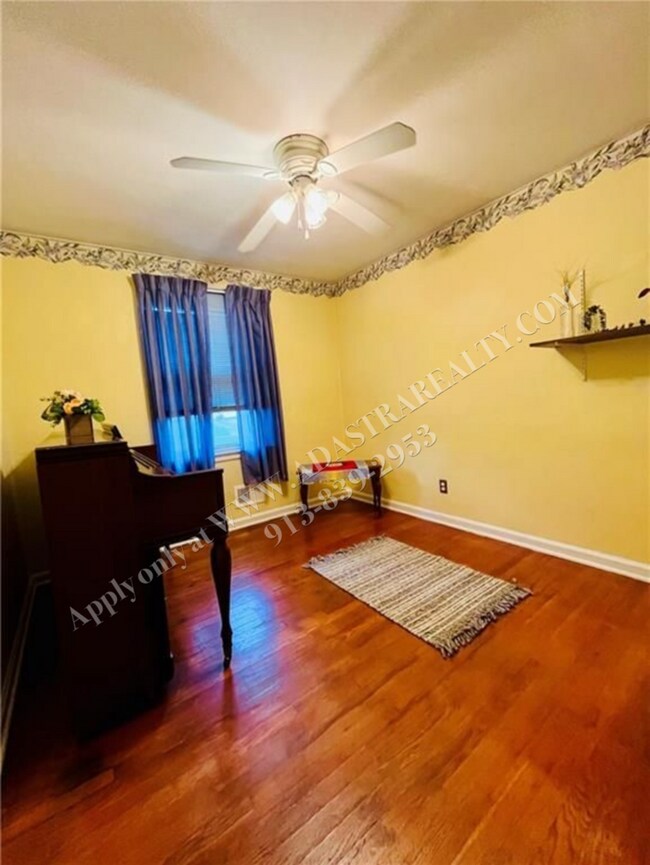Building Photo - Charming 3 Bed 2 Bath Home-Coming SOON!