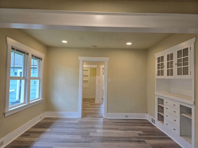 Building Photo - 2 Bedroom Duplex with Basement & 2-Car Garage