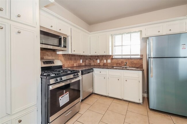 Building Photo - 14003 Apple Dr