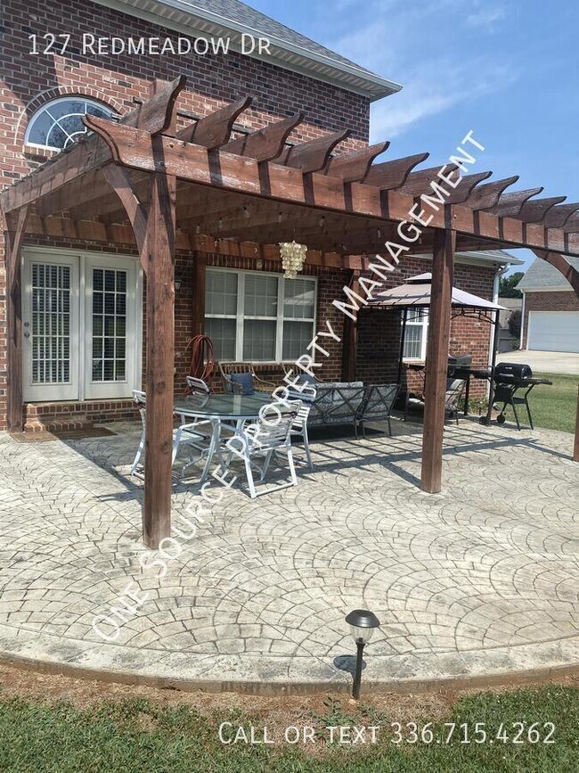 Building Photo - 127 Redmeadow Dr