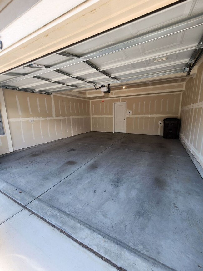 Building Photo - Beautiful Townhome