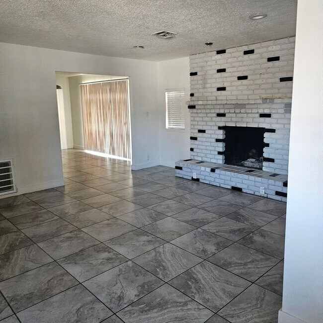 Building Photo - Upgraded 5-Bedroom Home with Open Floor Plan & Large Lot!