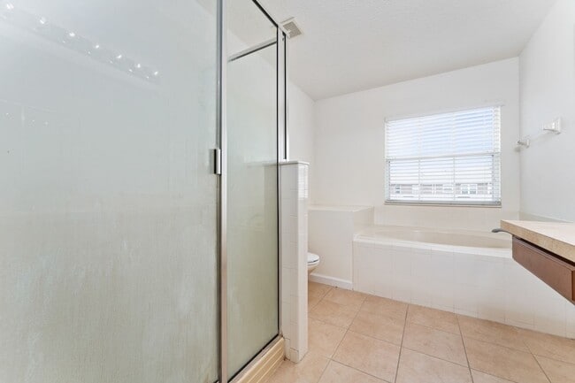 Building Photo - Nice 3/2.5 Townhouse with 2-Car Garage in ...