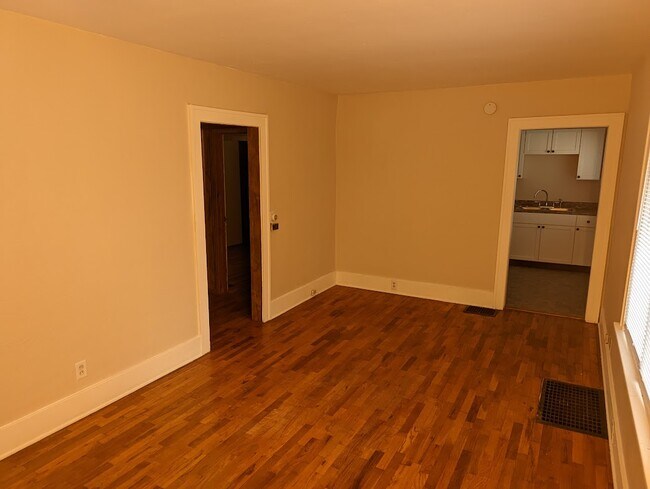 Building Photo - 908 W Eureka St