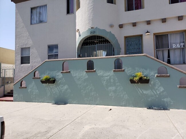 Interior Photo - 2121 Long Beach Blvd