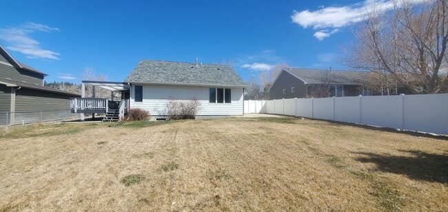 Building Photo - Large 5 bedroom 3 bathroom home!