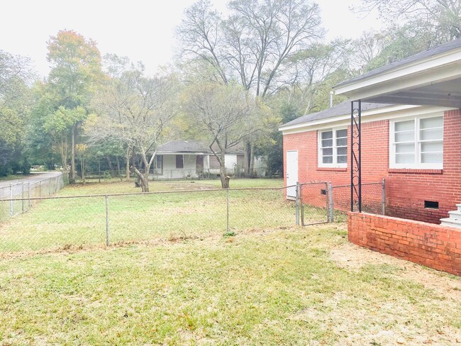 Building Photo - ** 3 Bed 1 Bath located in Chisholm ** Cal...