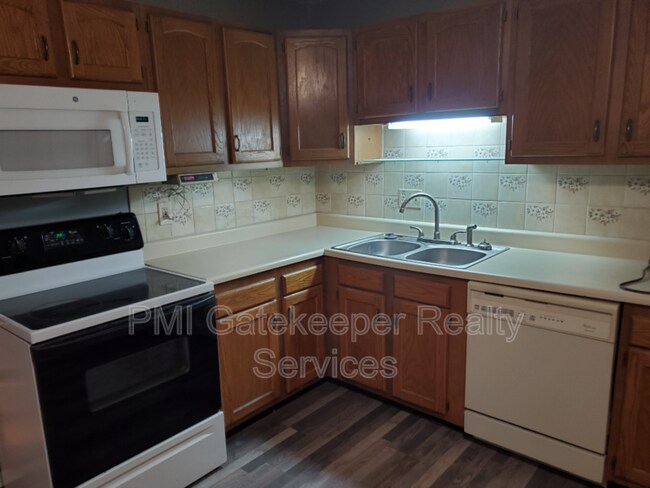 Building Photo - 7226 Creekview Dr