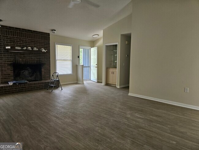 Building Photo - 220 Courtney Way