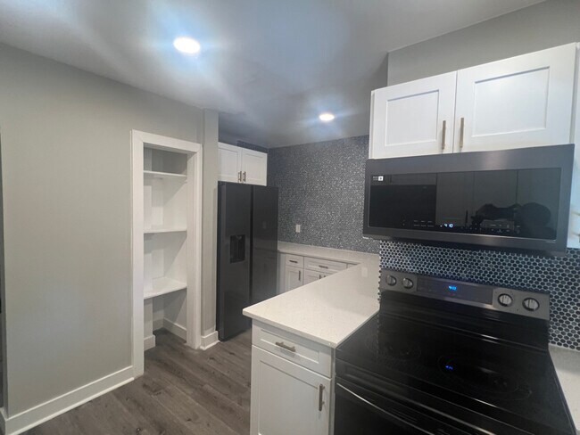 Building Photo - 1700 Lanier Dr SW