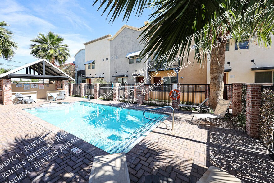 Building Photo - 1406 W Main St