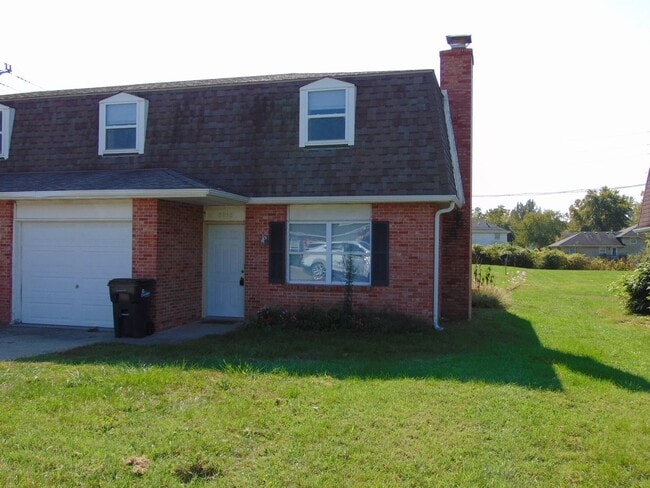 Building Photo - Updated 3 Bedroom 1.5 Bathroom Townhome!