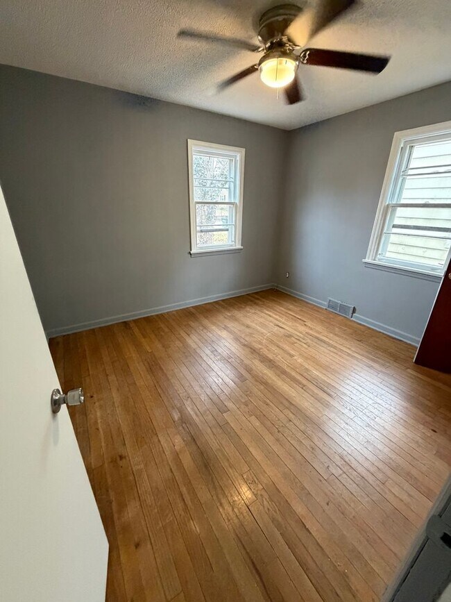 Building Photo - 3 Bedroom and 1 bath