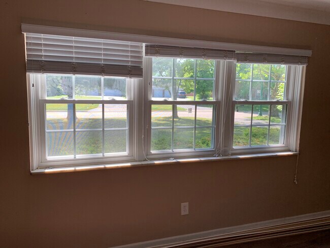 Building Photo - 2142 Collinway St