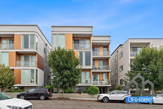 Building Photo - Hollywood 12