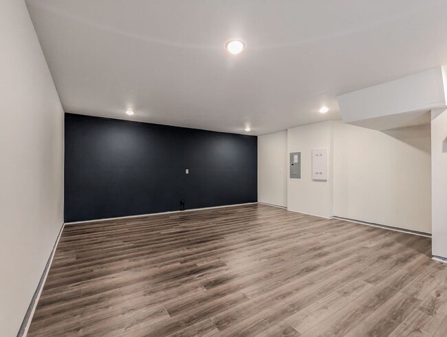 Building Photo - upgraded & move in ready 3 bed, 2.5 bath t...