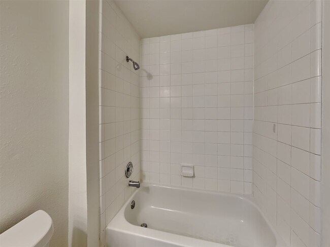 Building Photo - 16410 Tudor Point Ct