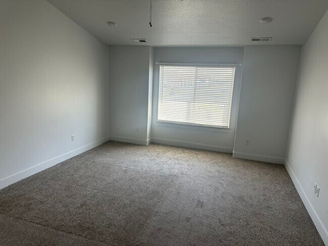 Building Photo - Beautiful town home for rent.